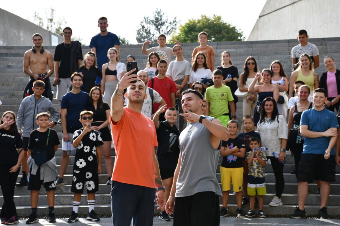 Марио Владимиров (с оранжевата тениска)