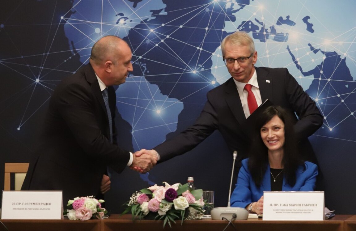 Отляво надясно - президентът Румен Радев, министър-председателят Николай Денков и вицепремиерът и министър на външните работи Мария Габриел по време на срещата с ръководителите на български задгранични представителства - София, резиденция Бояна, 29 септември 2023