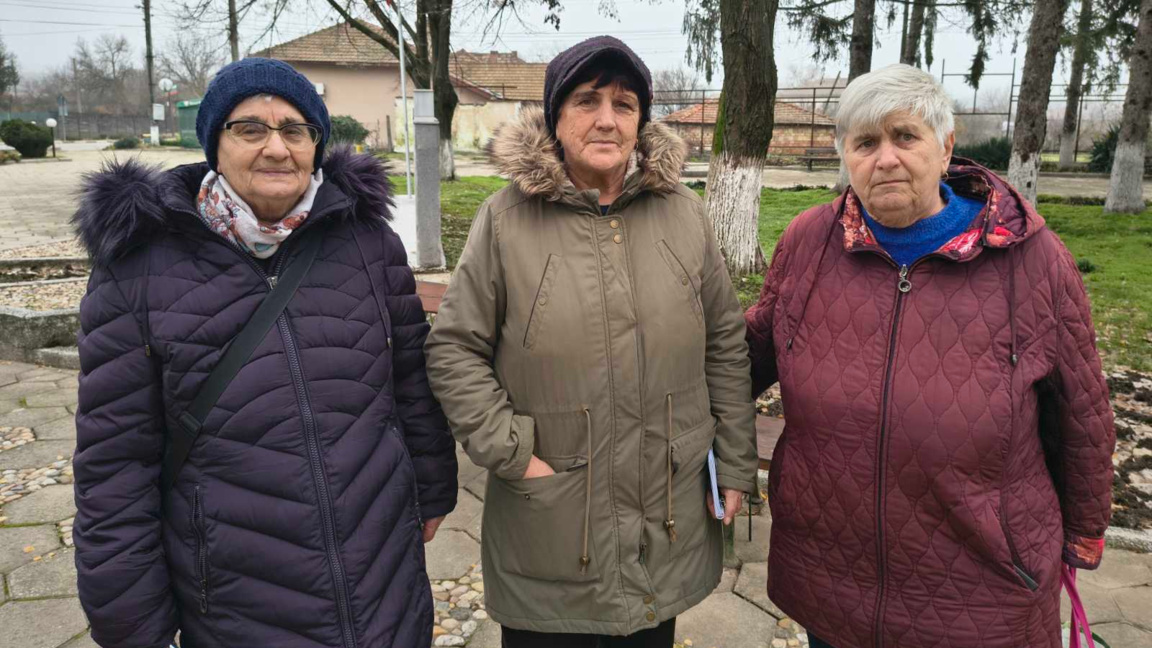Румяна Минкова, Росица Димитрова и Веселина Кънева от село Добротица, община Ситов