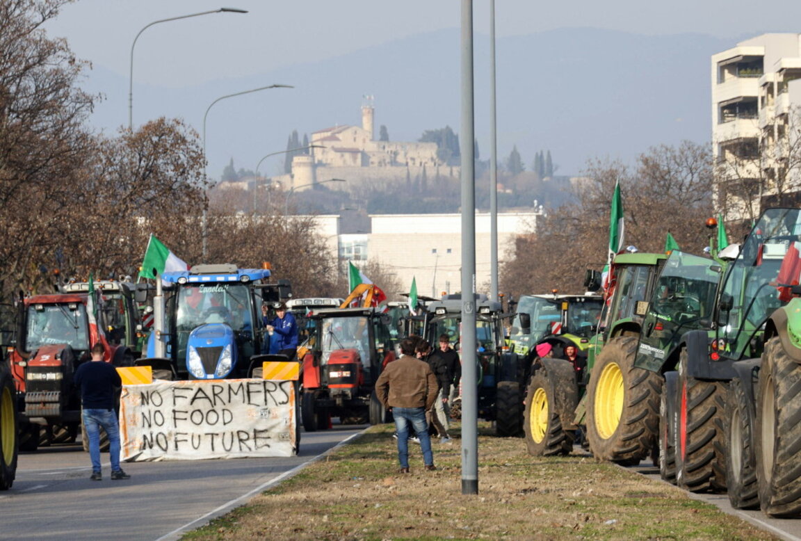 Италианските фермери протестират с тракторите си, като са поставили транспарант: "Няма фермери, няма храна, няма бъдеще", до изхода на магистрала в Бреша, Италия, 31 януари 2024 г.
