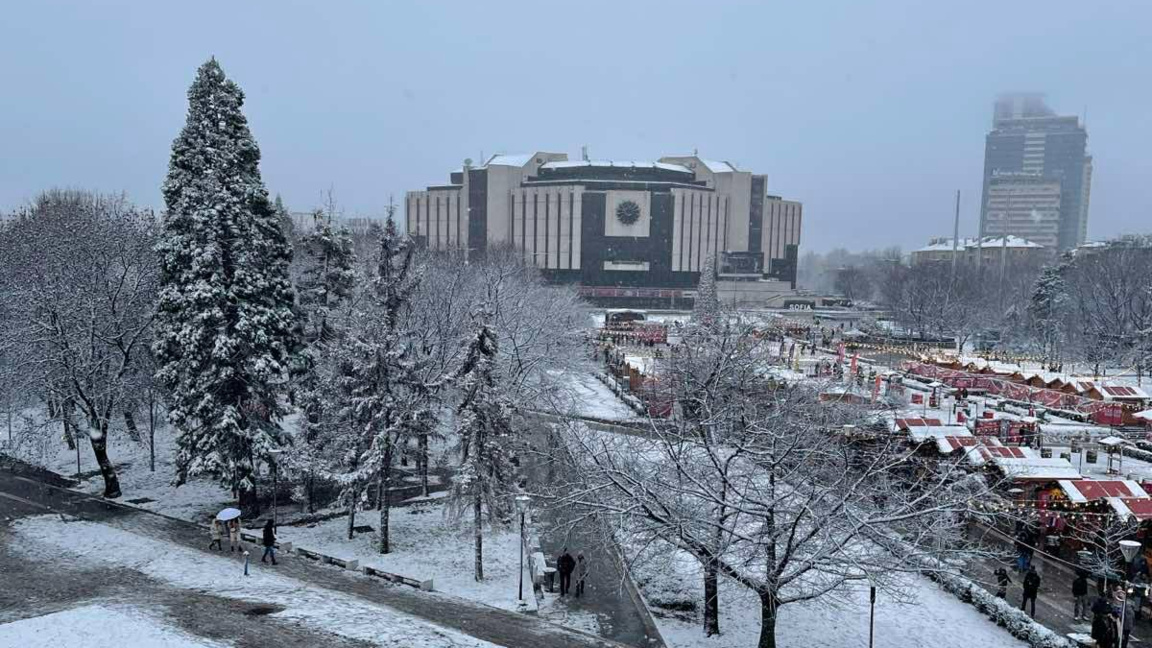 Частично е повредена настилката пред НДК след провеждането на Christmas Fest