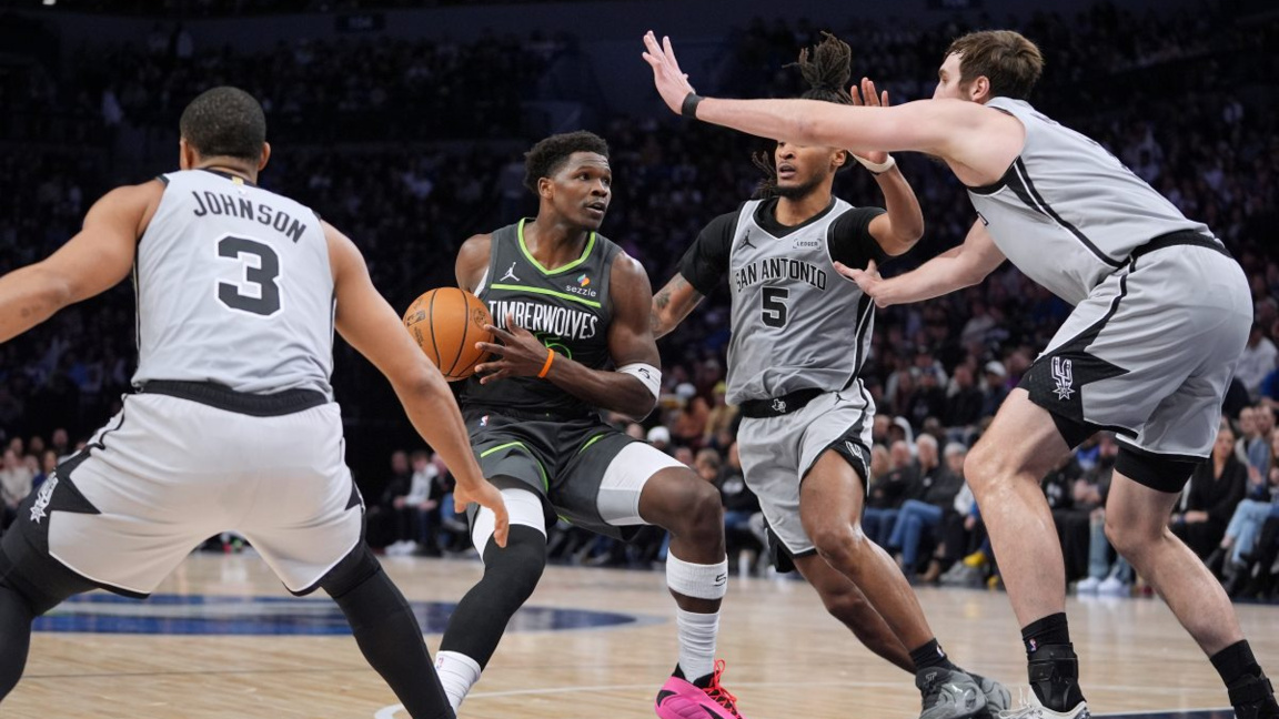 Едуардс от Минесота (с топката) е обграден от трима играчи на Сан Антонио.