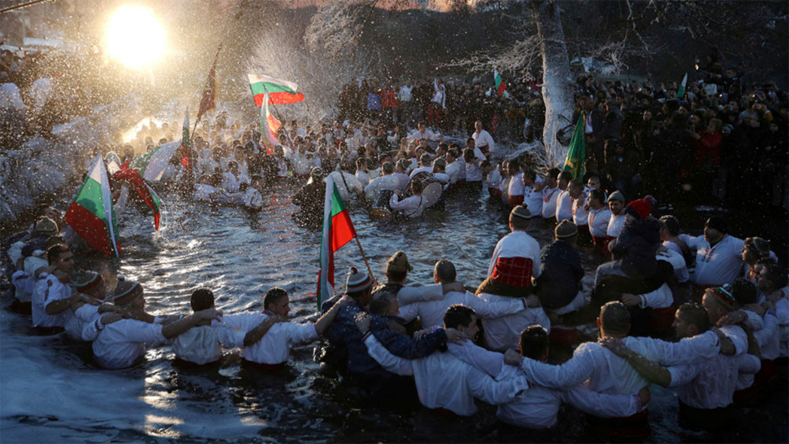 Калофер, традиционното мъжко хоро на Богоявление.