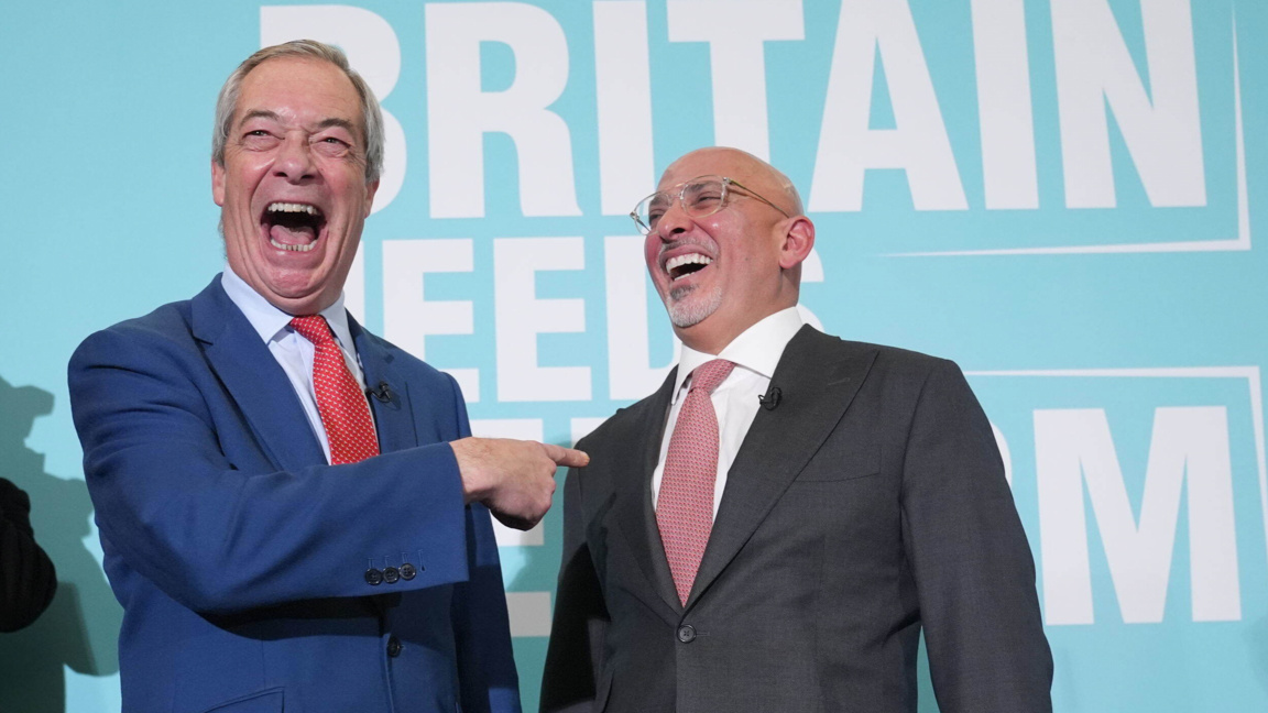 Найджъл Фараж, вляво, позира за снимка с новия член на партията Надим Захауи по време на пресконференция на Reform UK в Уестминстър, централен Лондон, 12 януари 2026 г.