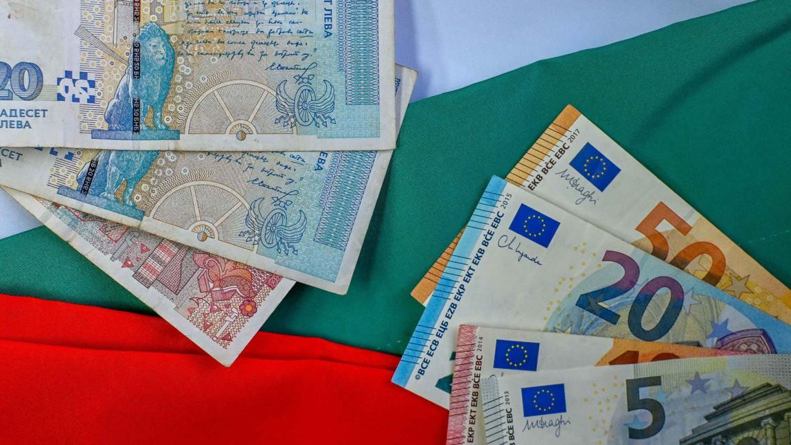 За обмяната на евро банките поделят гражданите на клиенти и неклиенти