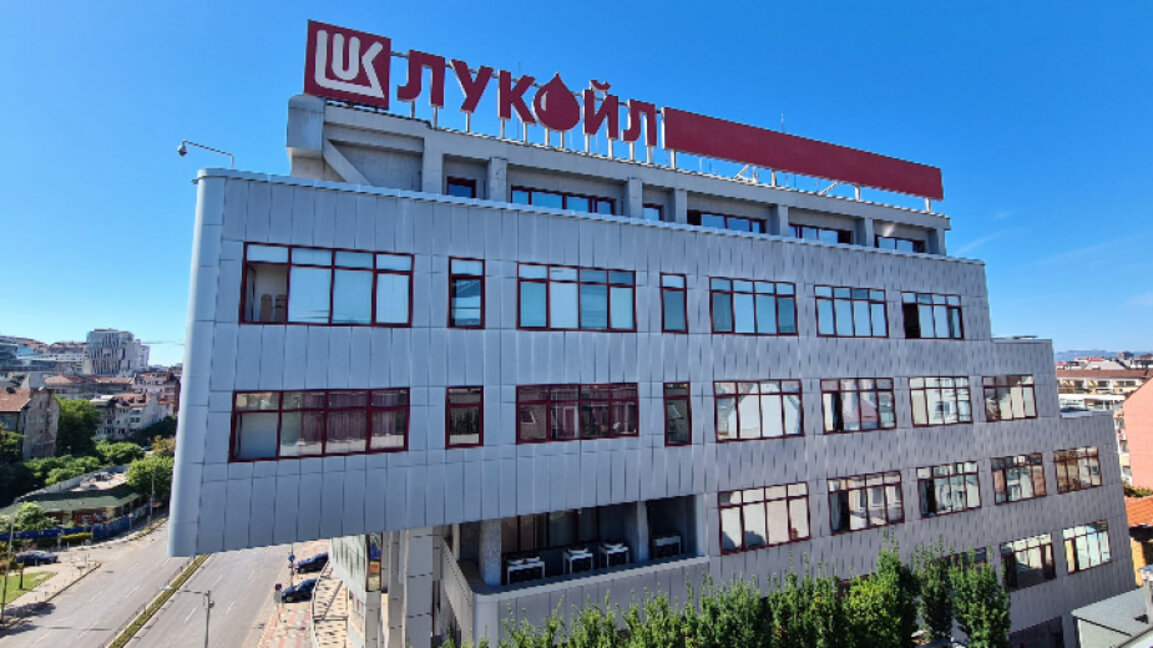 "Лукойл Нефтохим": Предсрочният отказ от руски нефт заплашва стабилността на работата ни