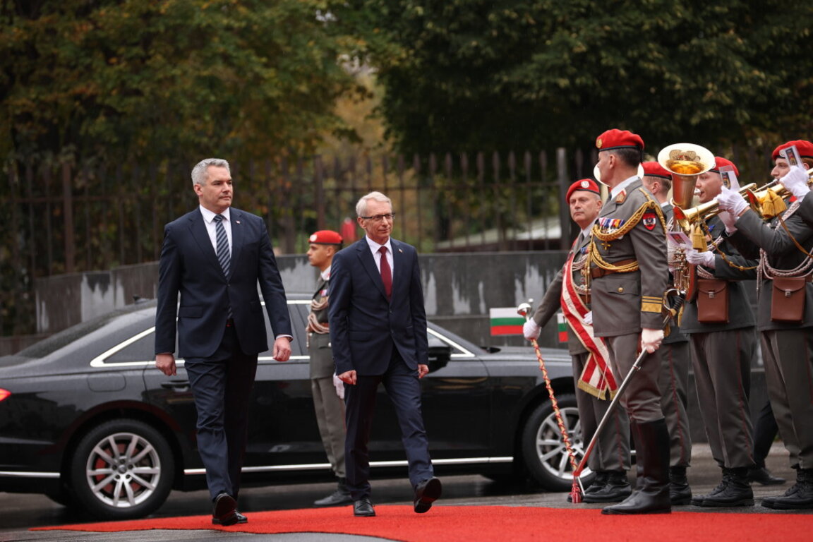 На площада пред канцлерството австрийският канцлер Карл Нехамер (вляво) посреща премиера Николай Денков - 24 октомври 2023 г.