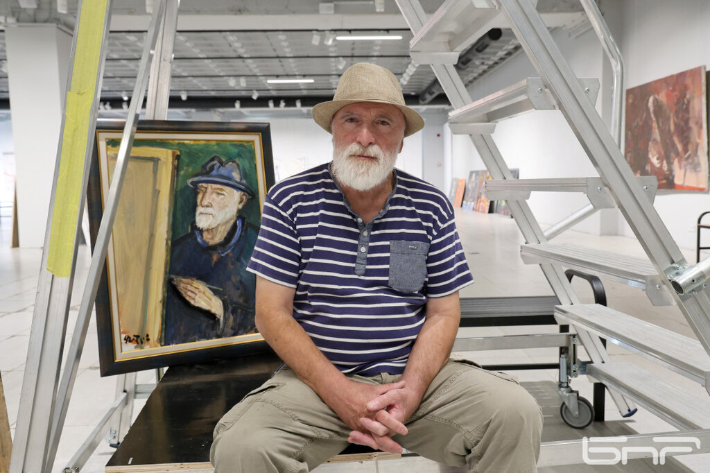 В импровизираното ателие на художника Чавдар Петров