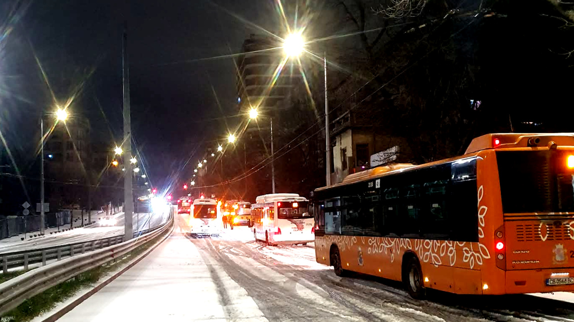 Част от закъсалите рейсове по заледената улица "Опълченска"