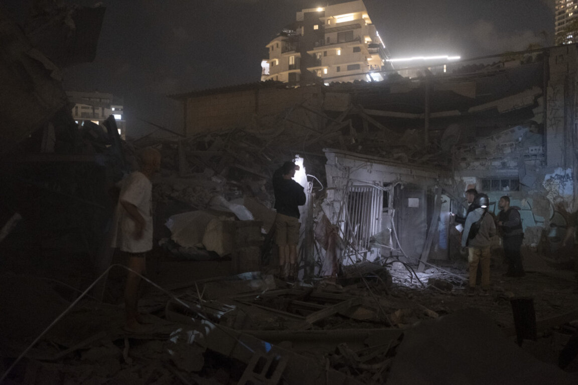 Щети от ракета, изстреляна от ивицата Газа в Тел Авив, Израел, 7 октомври 2023 г.