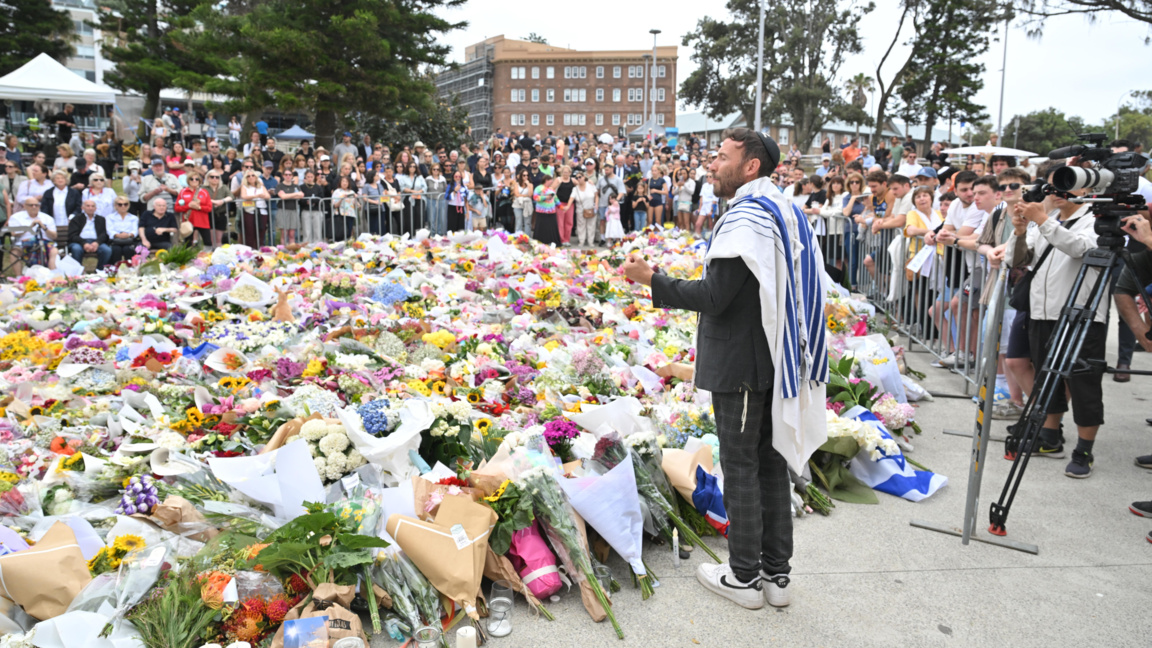 Импровизиран мемориал в памет на жертвите на плажа Бондай, 16 декември 2025 г.