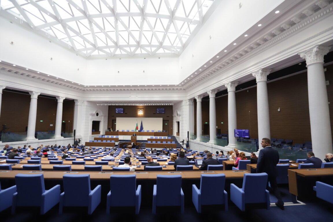 НС: Комисията за противодействие на корупцията - 3 членове, юристи или икономисти