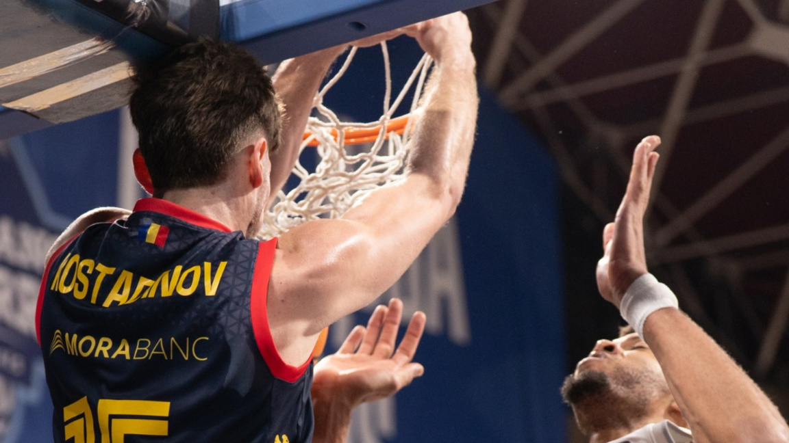 Константин Костадинов забива в коша на Реал.