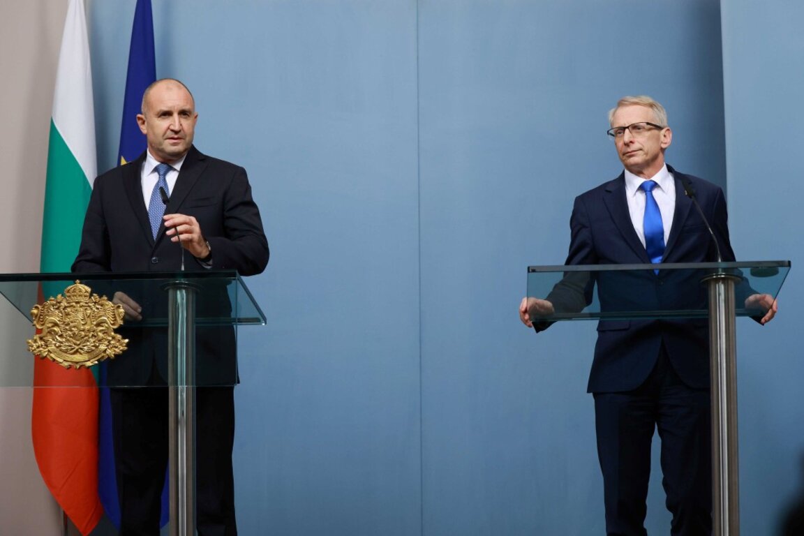 Президентът Радев (вляво) и премиерът Денков след консултативната среща -  София, 11 октомври 2023