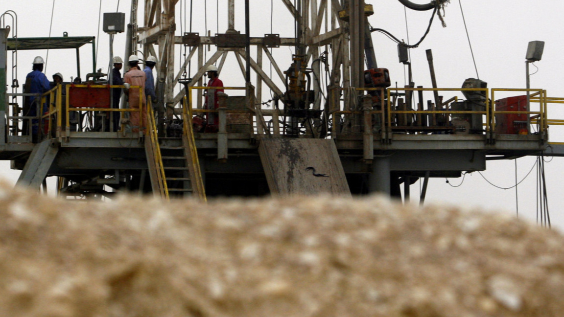 Петролът поевтиня в азиатската търговия с около 1%