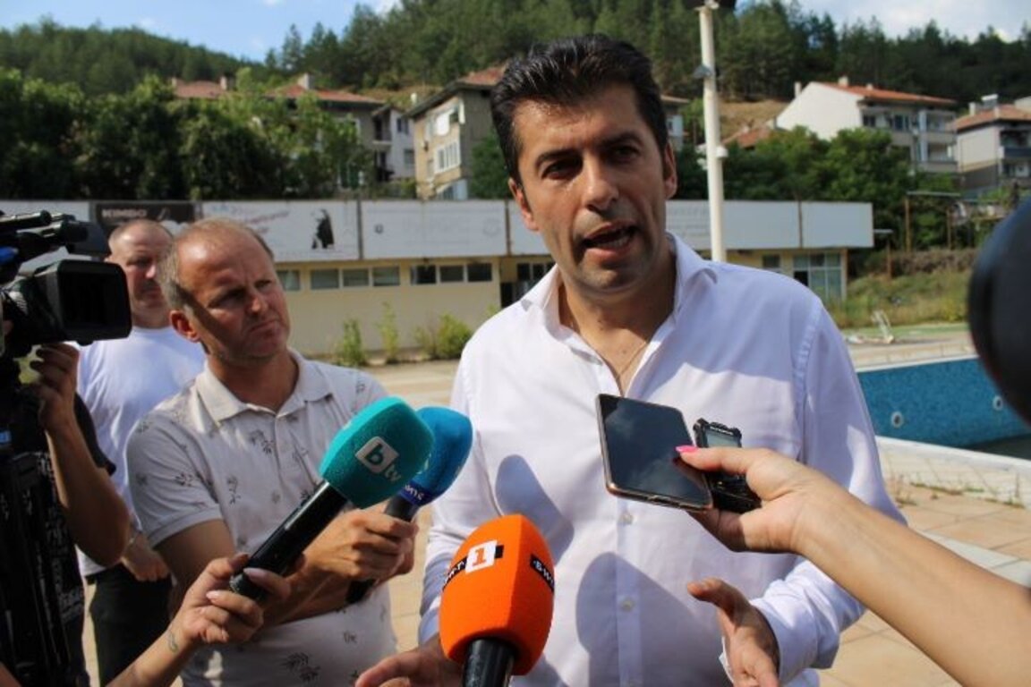 Лидерът на "Продължаваме промяната" Кирил Петков изненадващо пристигна в 16.20 ч. днес в Благоевград, за да подкрепи кандидата на партията за кмет на Благоевград на адвокат Методи Байкушев. Срещата се състоя на разбития и буренясал Аква парк в града, неработещ от години