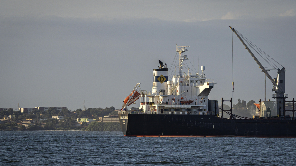 Петролен танкер в езерото Маракайбо във Венецуела
