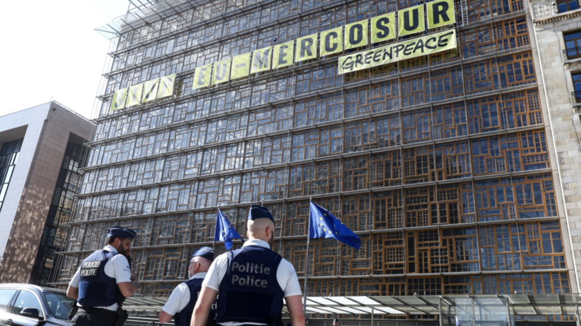 Протест на "Грийнпийс" срещу търговската сделка ЕС-Меркосур, Брюксел, май 2023 г.