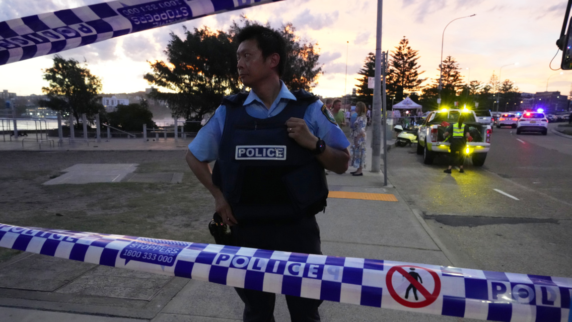 Полицейски служители на мястото на стрелбата на плажа Бонди в Сидни - 14 декември 2025 г.