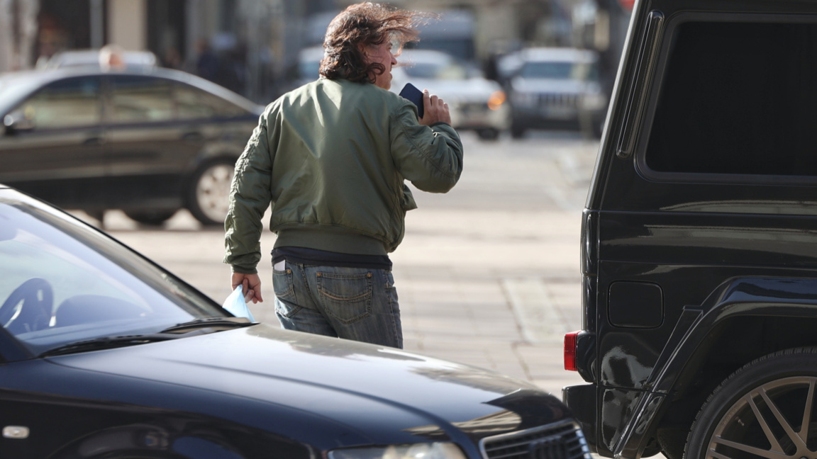 Има опасност от падащи предмети, ако сте...