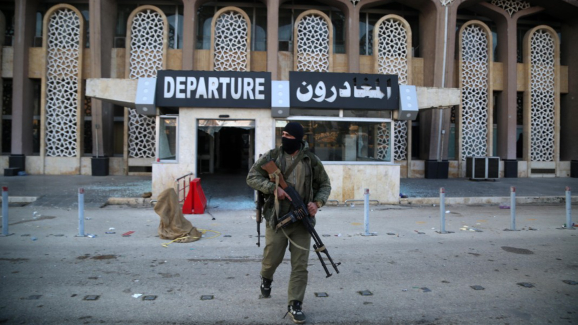 Въоръжен мъж пред международното летище в Алепо, 2 декември 2024 г.
